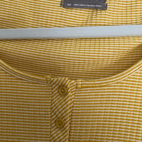 UO tee - Picture 2 of 2